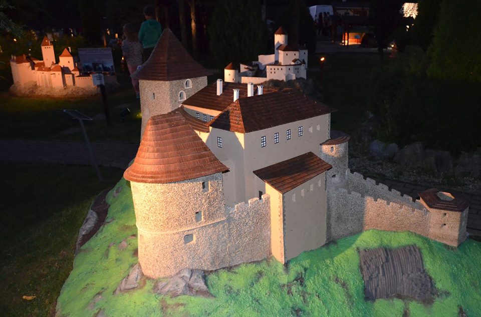 Noc hradov a zrúcanín v Parku miniatúr