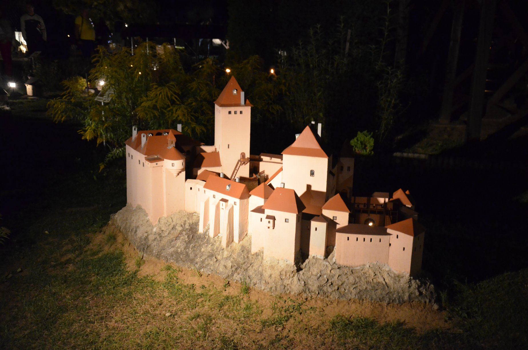 Noc hradov a zrúcanín - Nočná prehliadka v Parku miniatúr