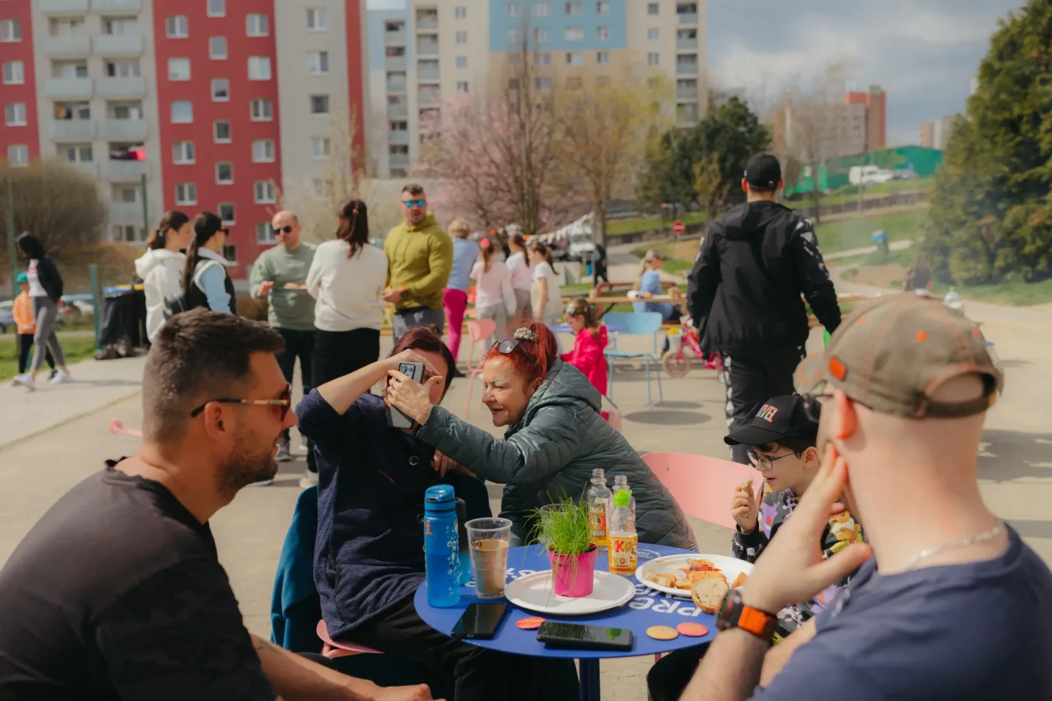 Týždeň živých susedstiev ozdobí  Trenčín farebným štrikovaným  umením a komunitnými zážitkami