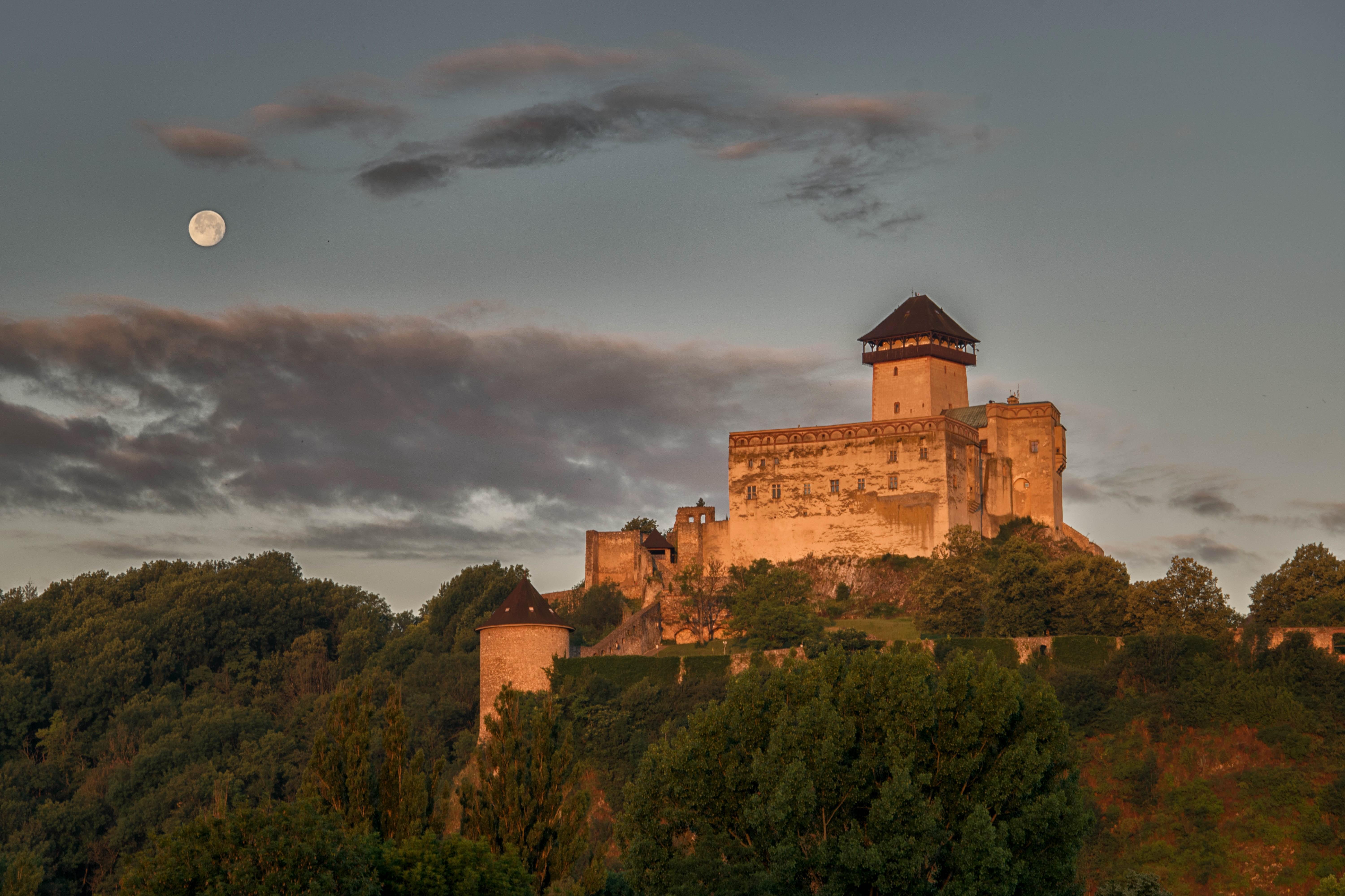 Baterková nočná prehliadka na Trenčianskom hrade