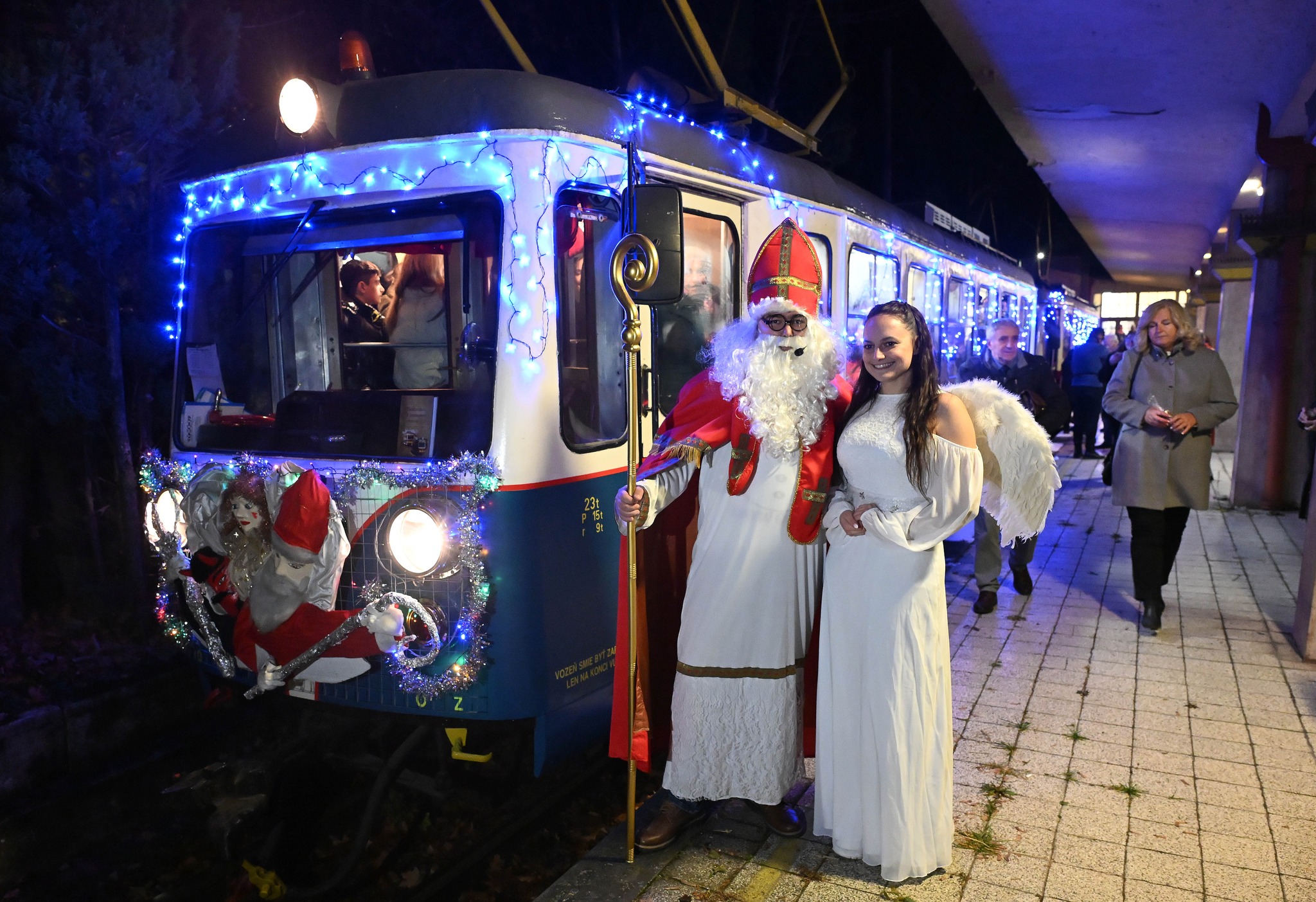 Vydajte sa Mikulášskou električkou z Trenčianskej Teplej do Trenčianskych Teplíc