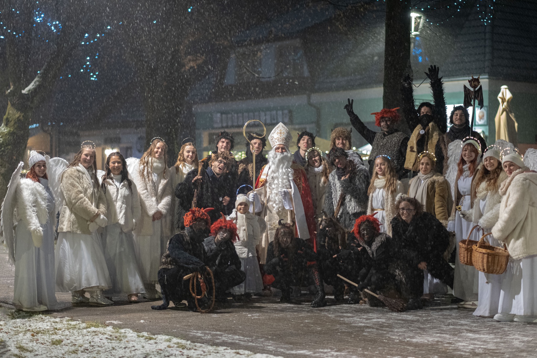 Mikulášsky sprievod anjelov a čertov