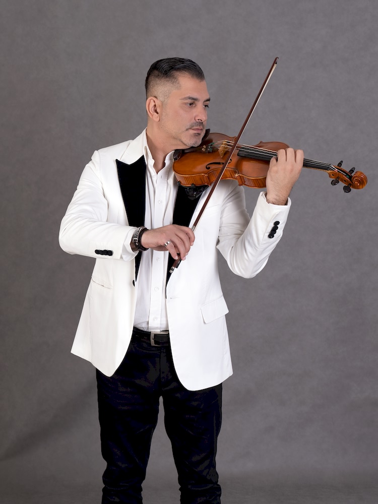 Do Brezovej prichádza sviatočný koncert Anjelské husle s Marcom Rajtom a Richardom Rikkonom