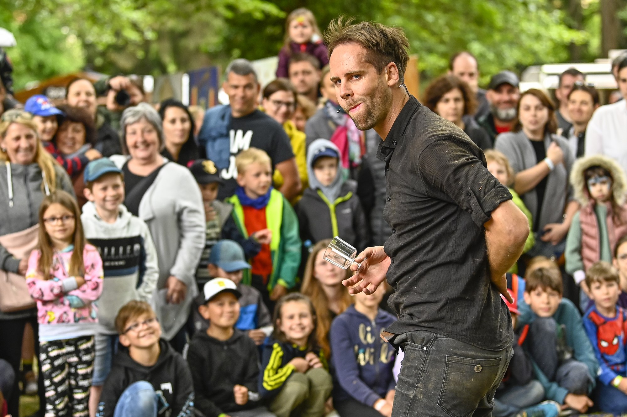 Palo Seriš – Rail stage – Na nástupišti