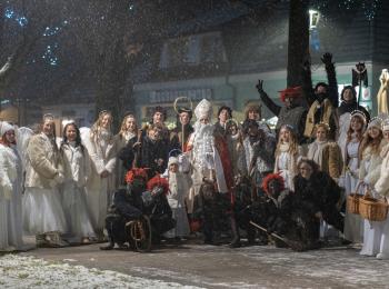 Mikulášsky sprievod anjelov a čertov